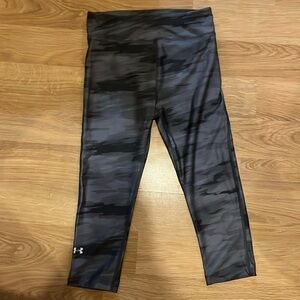 1 pair grey Leggins capree.    2 pair blue and black patterned